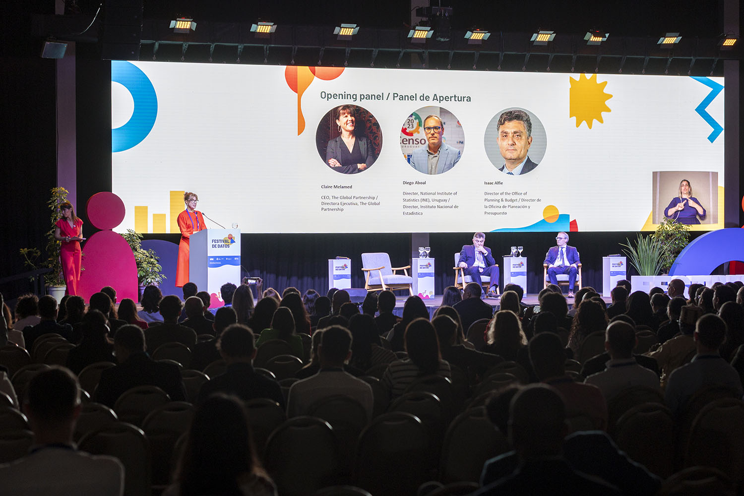 Dr Claire Melamed, Global Partnership CEO, kicks off the opening ceremony at Festival de Datos. Photo by Pablo Kreimbuhl.