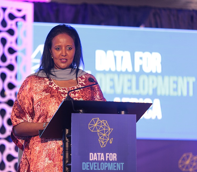 S. E. Mme Amina Mohamed, Secrétaire des Ministres des Affaires Étrangères du Kenya, se réfère aux «Données pour le développement en Afrique» en juin 2017. 