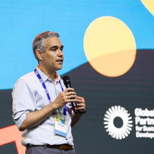 Francisco Benavides, UNICEF Uruguay country representative, on stage at the Youth Takeover Plenary at Festival de Datos. Photo by Nicolás Donatte