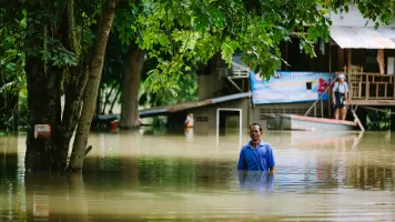 Flooding in Meng District, Ubon Ratchathani Province, Thailand. Credit: Narongpon Chaibot / Shutterstock 