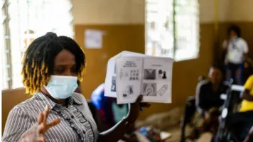 A disability advocate provides advice on contraception to women with disabilities in Sierra Leone through the WISH programme. Credit: Leonard Cheshire