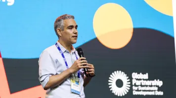 Francisco Benavides, UNICEF Uruguay country representative, on stage at the Youth Takeover Plenary at Festival de Datos. Photo by Nicolás Donatte