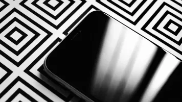 Mobile phone on black and white background / Unsplash: Akshar Dave