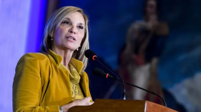 Photo of the Vice President Beatriz Argimón Cedeira speaking in front of a podium at an event. Credit: Javier Calvelo