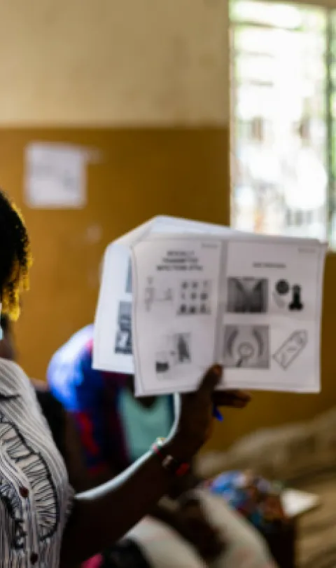 A disability advocate provides advice on contraception to women with disabilities in Sierra Leone through the WISH programme. Credit: Leonard Cheshire