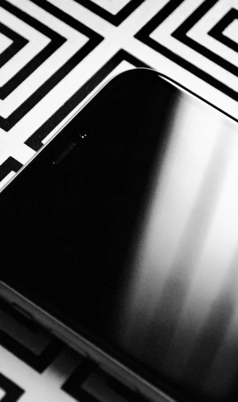 Mobile phone on black and white background / Unsplash: Akshar Dave