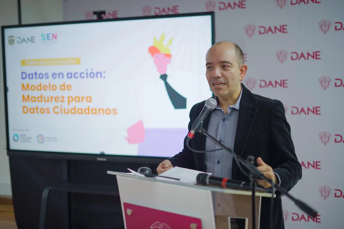Fredy speaking at a DANE and MIDN event