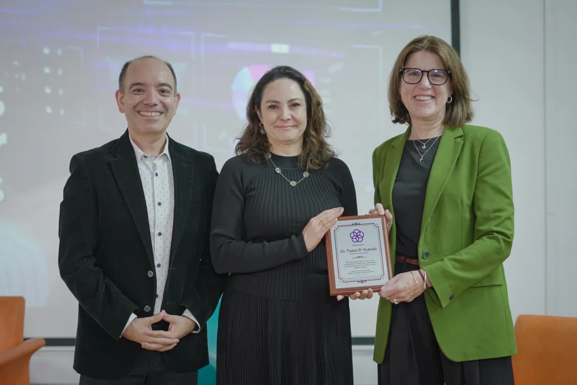 DANE presented Claire with a plaque in appreciation of the Global Partnership’s long-standing collaboration in Colombia, and the Global Partnership presented a plaque to DANE’s Director General, Piedad Urdinola Contreras