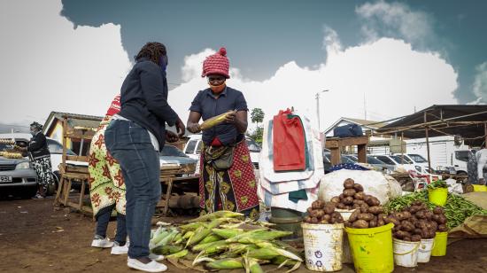A woman selling maize in Kiambu / Elphas Ngugi for the Global Partnership