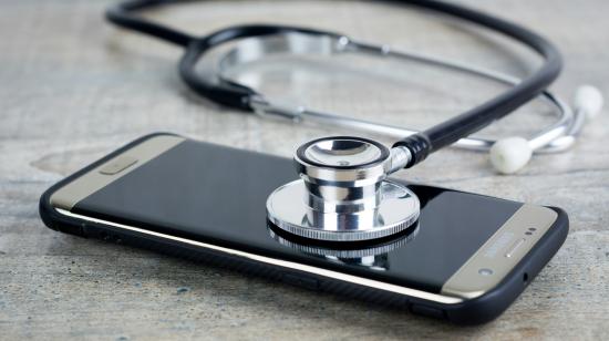 mobile and stethoscope / Bermix studio: Unsplash  