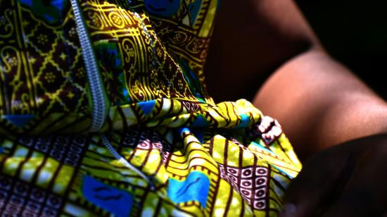 A woman in colourful clothing / Delight Dzansi: Unsplash
