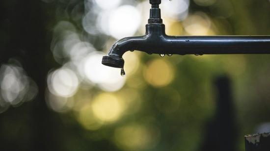 Dripping tap / Unsplash: Luis Tosta
