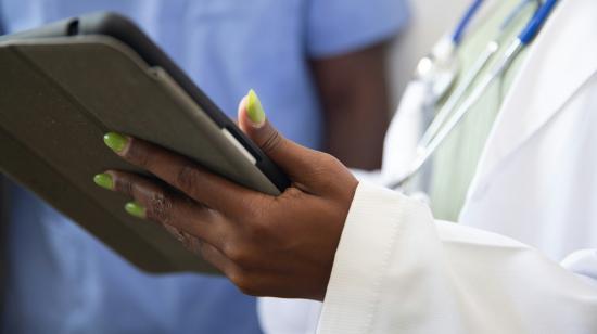 Health care professional holding ipad / Nappy: Unsplash