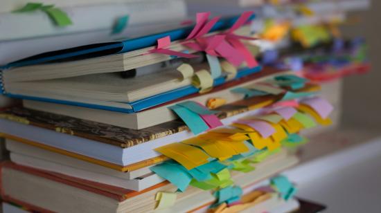 Books and papers with coloured tabs. Kelsy Gagnebin / Unsplash
